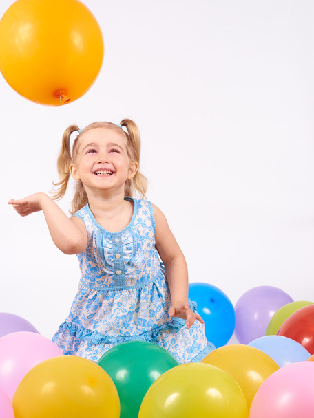 Little girl playing with balloons. - Fotoğraf, Görsel