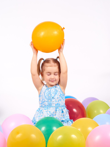 klein meisje spelen met ballonnen. - Foto, afbeelding