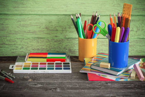 school stationary on wooden table - Foto, afbeelding