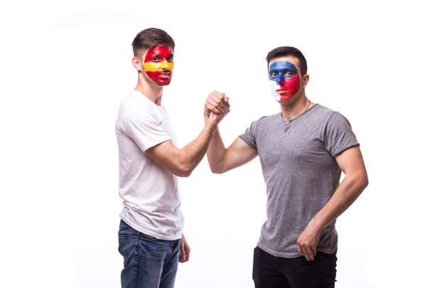 Tsjechië vs Spanje vriendelijke Handshake voorspel op witte achtergrond.  - Foto, afbeelding