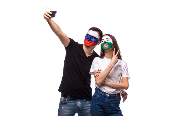 Rússia vs Wales fãs de futebol tirar foto selfie com telefone no fundo branco
.  - Foto, Imagem