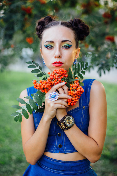Beautiful young woman with rowan berries - Foto, Imagen