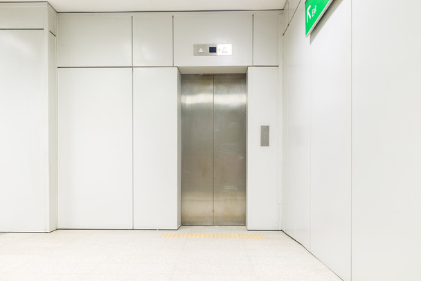 Bir modern Asansör veya Asansör ile açık olan metal kapılar  - Fotoğraf, Görsel