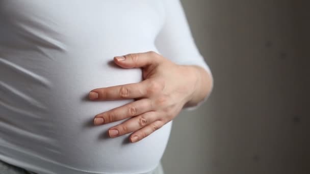 Pregnant woman stroking her belly - Video, Çekim
