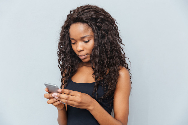 Afro american woman using smartphone - Zdjęcie, obraz