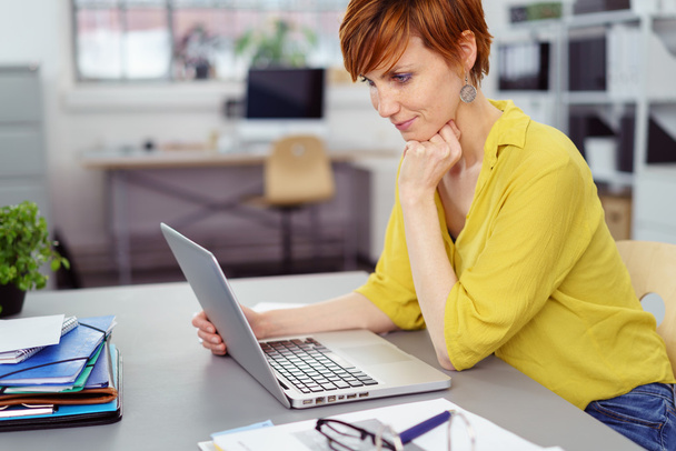 Thoughtful Businesswoman at Desk with Laptop - Foto, imagen