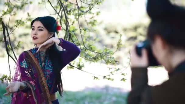 アジアの若い女性がカメラマンにポーズします。 - 映像、動画