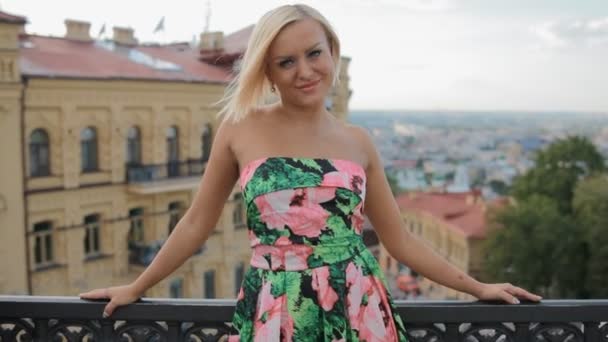 Joven mujer rubia pose fotógrafo al aire libre
 - Metraje, vídeo
