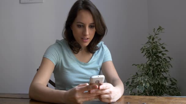  Mujer usando teléfono móvil - Metraje, vídeo