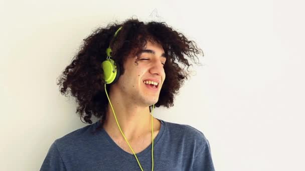 kulaklık ile müzik dinleme genç adam - Video, Çekim