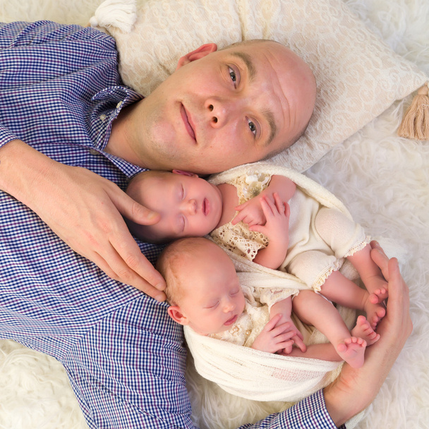 Fier papa de jumeaux nouveau-nés
 - Photo, image