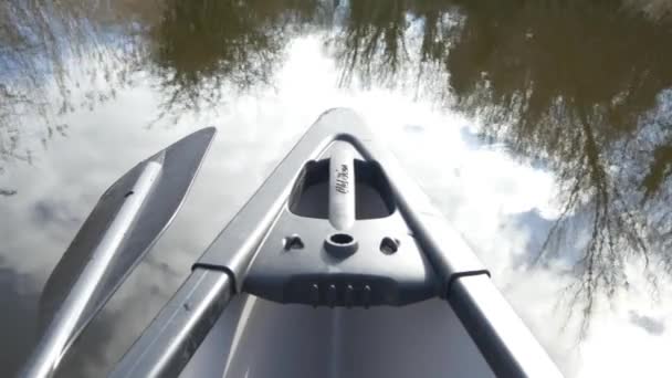 Rivierafdaling op boot over kalm water - Video