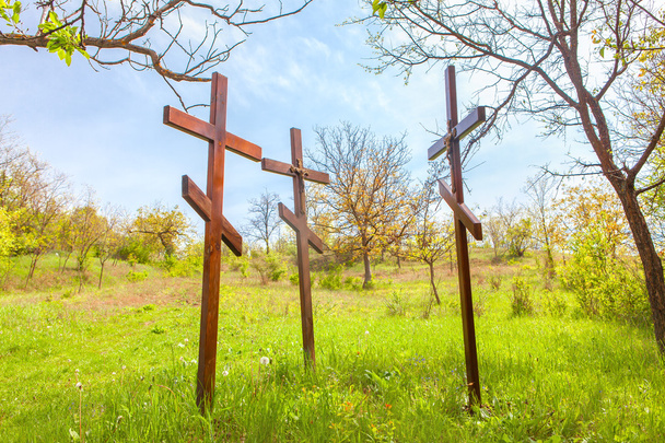 trzy drewniane krzyże - Zdjęcie, obraz