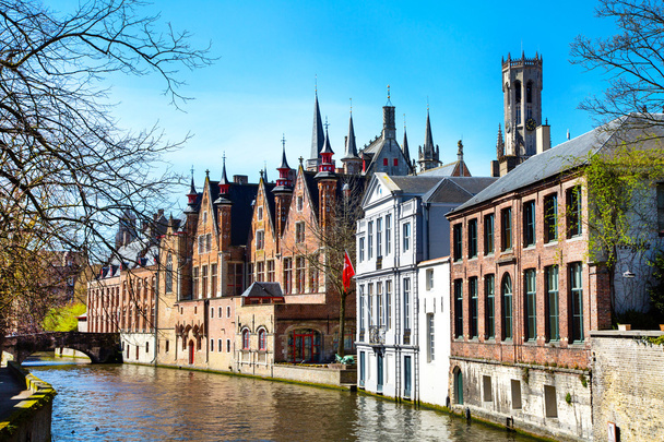 Schilderachtig stadsgezicht met middeleeuwse huizen, toren en groene kanaal, Groenerei in Brugge, België - Foto, afbeelding