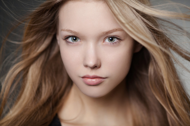 beautiful girl portrait with windy hair - Fotografie, Obrázek