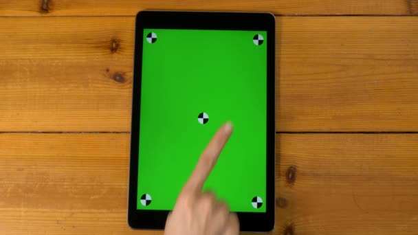 ruka dělá gesta na digitálním tabletu - Záběry, video