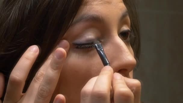 Woman applying make up - Materiał filmowy, wideo
