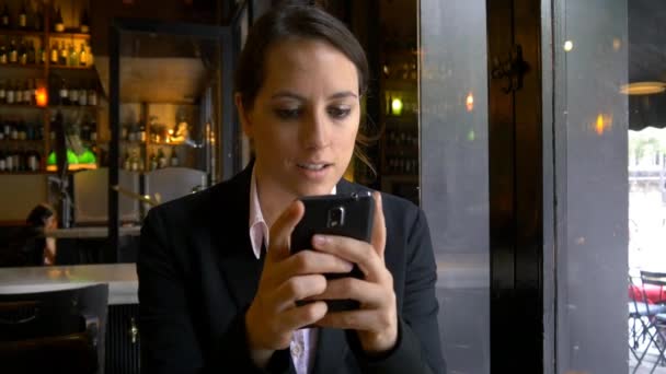 Donna d'affari utilizzando il telefono cellulare - Filmati, video