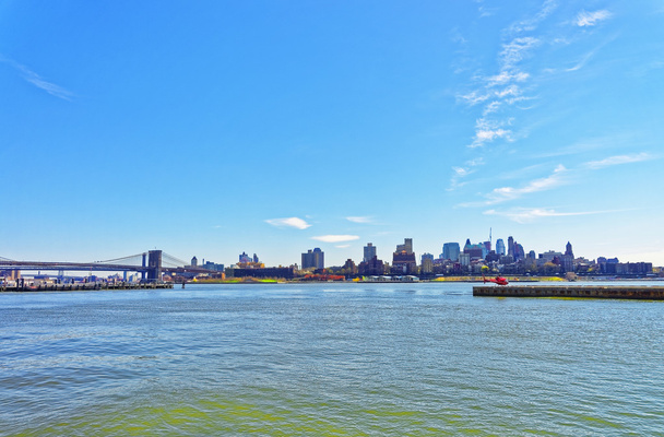 East River e Brooklyn à beira-mar em bom tempo
 - Foto, Imagem