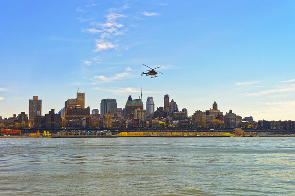 Hubschrauber fliegt über East River - Foto, Bild