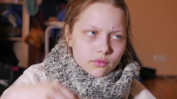 Teen girl having a flu or cold. Using thermometer, 4K UHD - Filmagem, Vídeo