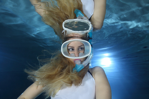 Vrouwelijke snorkelaar onderwater - Foto, afbeelding