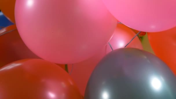 Ευτυχισμένος γενέθλια πολύχρωμα μπαλόνια - Πλάνα, βίντεο