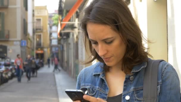 Frau schreibt SMS auf Handy - Filmmaterial, Video