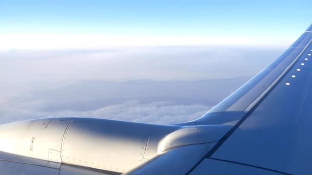 skrzydła samolotu nad chmurami - Materiał filmowy, wideo