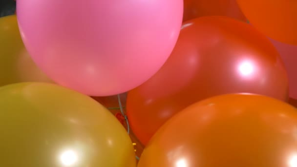 Hyvää syntymäpäivää värikkäitä ilmapalloja
 - Materiaali, video