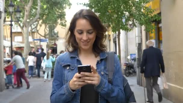 mujer mensajes de texto en el teléfono móvil - Metraje, vídeo
