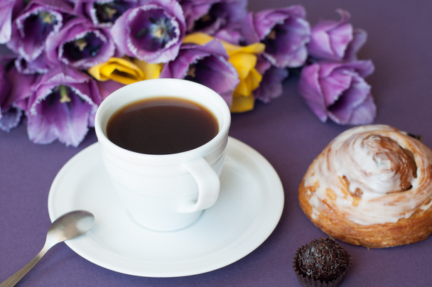 Cup of coffee and purple tulips - Foto, imagen