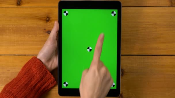 ruka dělá gesta na digitálním tabletu - Záběry, video