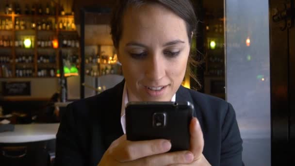 Business Woman korzystająca z telefonu komórkowego - Materiał filmowy, wideo