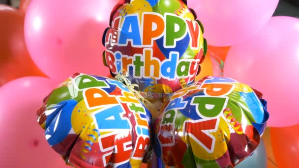 Zadowolony urodziny wiadomość na balony - Materiał filmowy, wideo