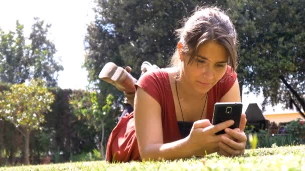  woman using mobile phone - Metraje, vídeo