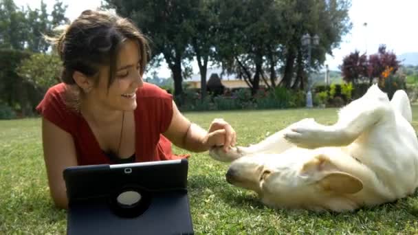  mulher brincando com cão - Filmagem, Vídeo