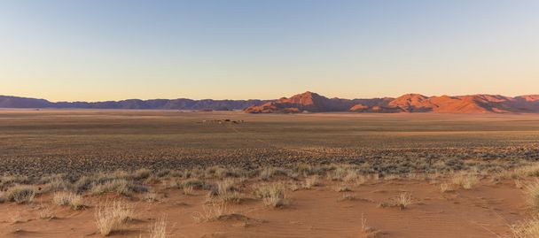 Vista de la granja Gunsbewys y montañas Tiras en el sur de Namibia
 - Foto, Imagen