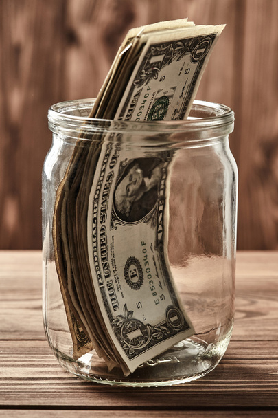 Доллары в стеклянной банке
  - Фото, изображение