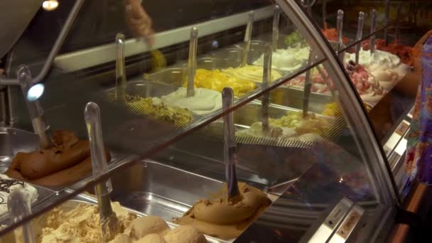 εργαζόμενος λαμβάνοντας παγωτό σε καφετέρια - Πλάνα, βίντεο