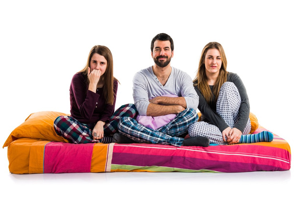 Tres amigos en una cama
 - Foto, imagen