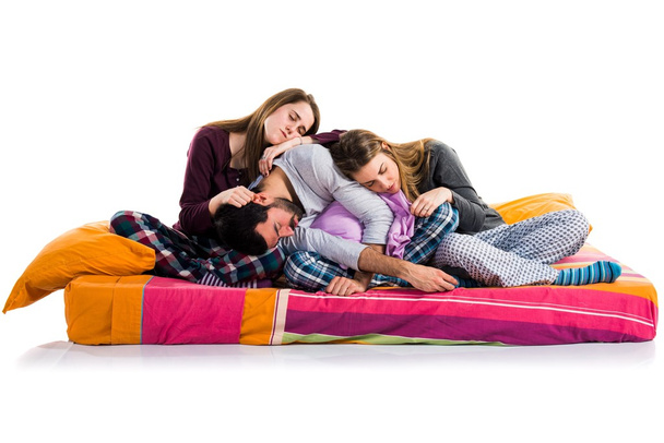 Bir yatakta uyuyan üzerinde üç arkadaş - Fotoğraf, Görsel