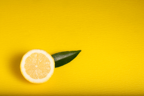 λεμόνι σε κίτρινο φόντο - Φωτογραφία, εικόνα