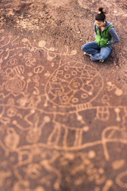 Caminhante admira arte rupestre nativa americana
. - Foto, Imagem