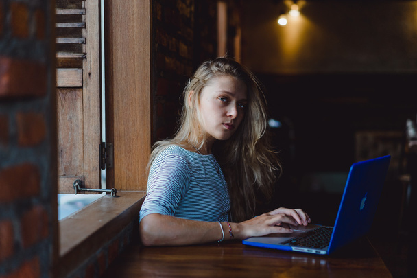 Freelancer vrouw met laptop - Foto, afbeelding