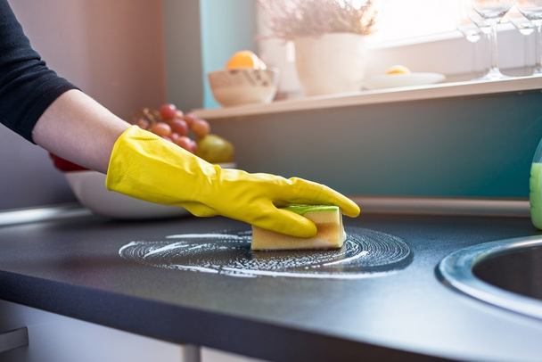 woman's hands cleaning kitchen cabinets - Foto, Imagem