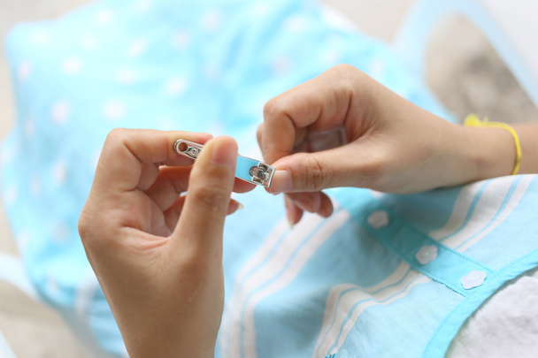 mulher grávida com cortadores de unhas
. - Foto, Imagem