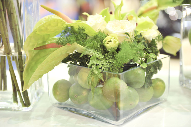 λουλουδιών και φρούτων σε βάζο - Φωτογραφία, εικόνα