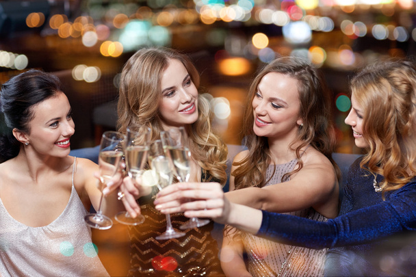 happy women with champagne glasses at night club - Foto, Imagem