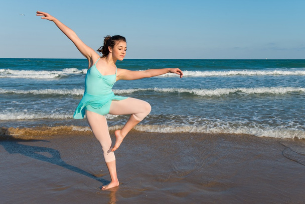 Дівчина танцює на пляжі
 - Фото, зображення
